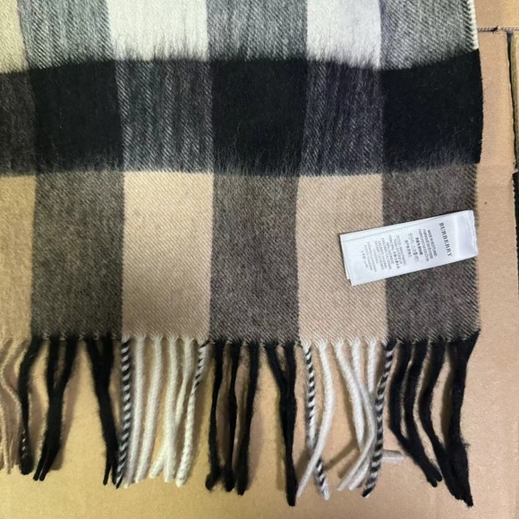 Women's Burberry cashmere scarf - Picture 2 of 8